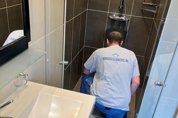 deep clean bathroom