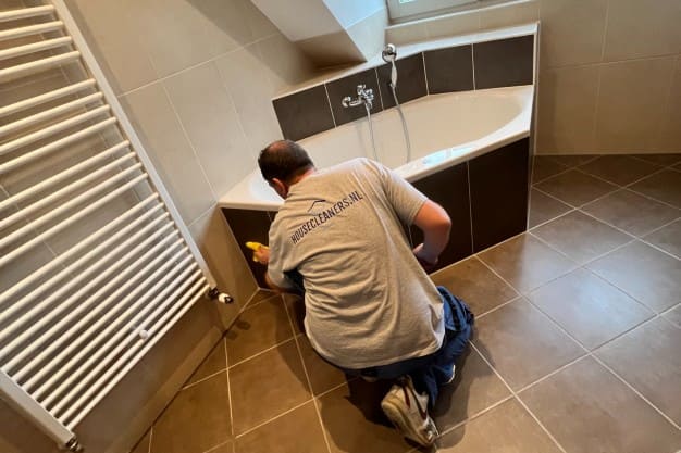grout cleaning bathroom